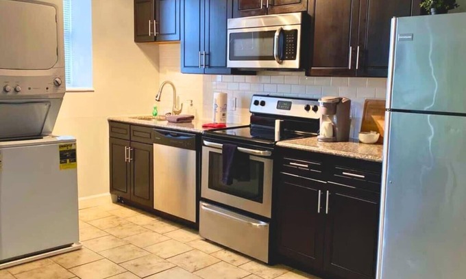 DeBaliviere Place Apartment | 2BR W&D 6th FloorMins to Forest Park, CWE