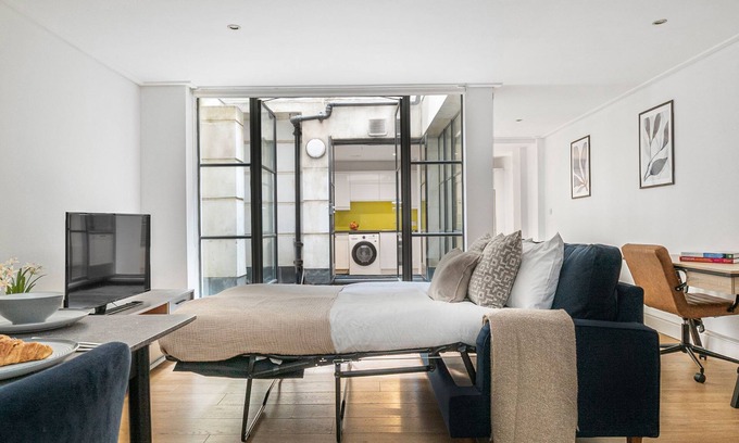 The City of London Apartment | 2BR with Patio in the Heart of Holborn