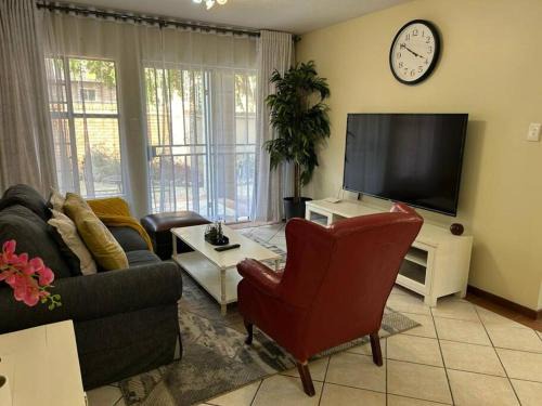 Die Hoewes Apartment | 2c - 4 No load shedding 2bed 2bath with garden