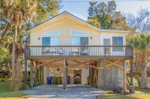 Folly Beach House | 2nd Block E Huron - Keep Palm - Adorable House Minutes from the Beach