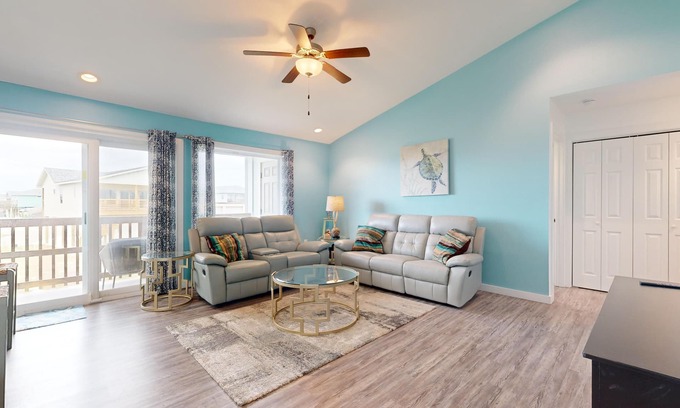 Port Aransas Condo | 2nd Floor, Shared Pool, Hot Tub, Golf Cart Access