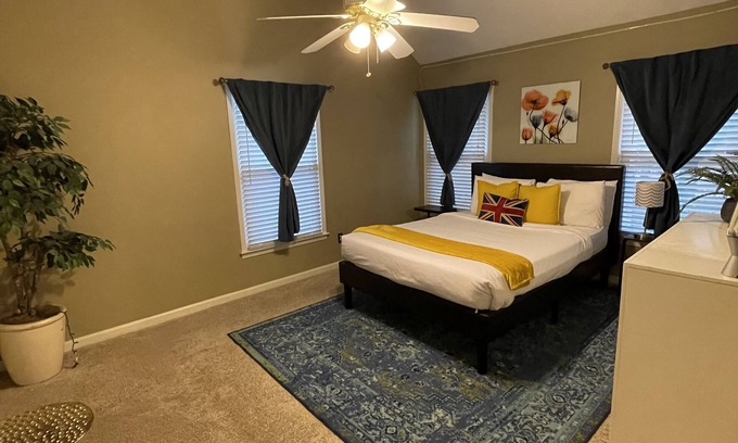 Southwind House | 3 - 2.5 home Modern Delight fully equipped kit., fast Wi-Fi, all rooms upstrs