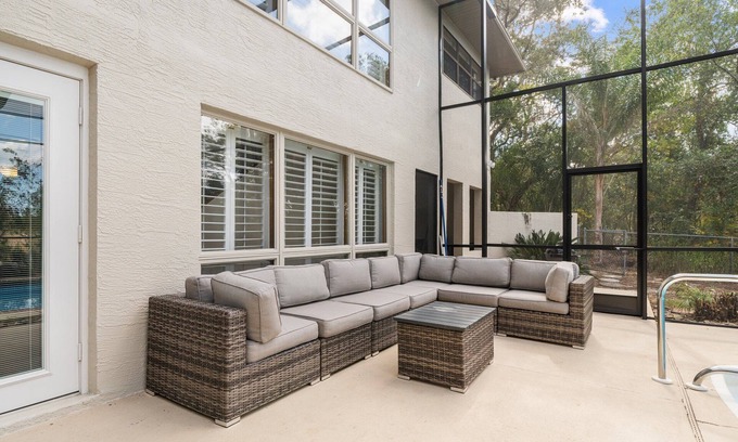 Spring Hill House | 3,450sqft 2 Story heated Pool House - 5 min from Crystal river !