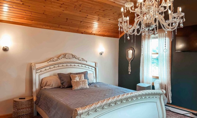 West Newton House | 3 bd/10 min to dwtwn/Washer-Dryer