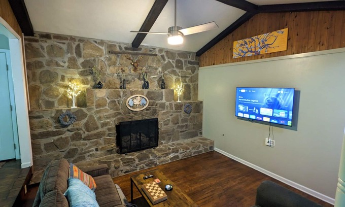 Sylva House | 3 bd 2 ba 1700 sq ft renovated home secluded yet close to many area attractions