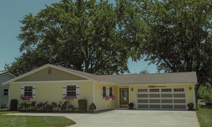 Syracuse House | 3-bdrm, step-free house, lake channel, 5 kayaks, paddleboat, grill and more!