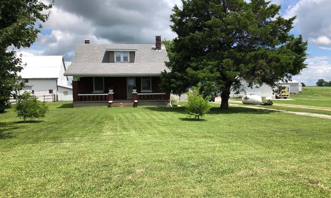 Renault Other | 3 Bed, 1 Bath, 1.5 Story FARMHOUSE - 1/2 way between Columbia & Waterloo - V