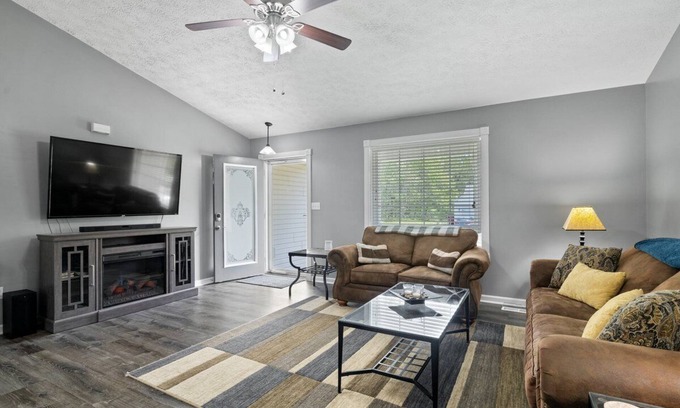 Paducah House | 3 Bed/2 Bath Modern 1400 sq ft Home in Quiet Paducah Neighborhood near winery.