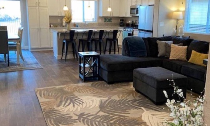 Fernley House | 3 bed / 2 bath with Office Beautifully Appointed Home on 9th Fairway in Fernley