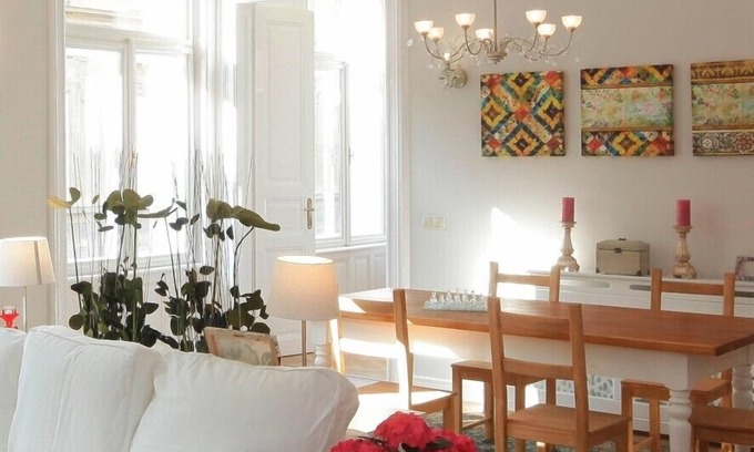 Belso-Ferencvaros Apartment | 3 Bed & 3 Bath, Huge, Free Parking, City centre for families and groups