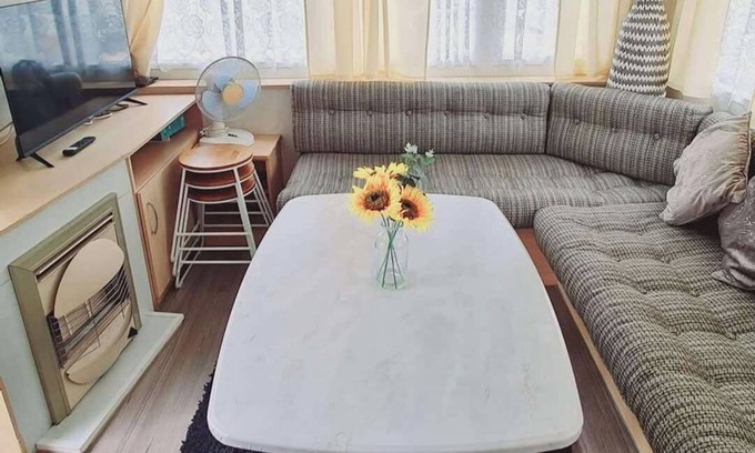 Sheerness Cabin | 3-Bed Cabin, Sleeps 6 with Pool & 5 mins to Beach