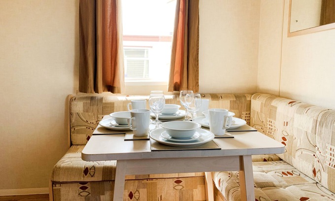 Colchester House | 3 Bed Caravan-Sleeps 6-Pet Friendly-Near the Beach