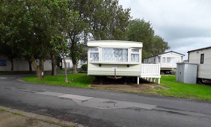 Winestead House | 3 bed caravan suzie 1,10 mins from beach suzie 1