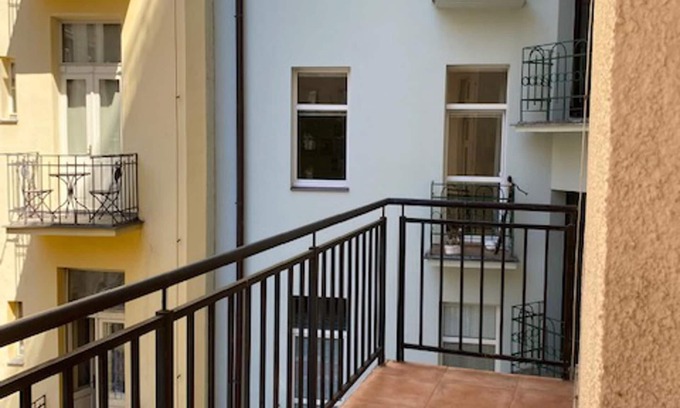 Andel Apartment | 3 Bed Flat - Sleeps 10 - Pets - Smoking - Parking