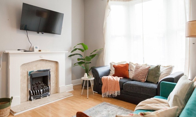 Liverpool House | 3 Bed Home next to Anfield | Parking | Sleeps 8