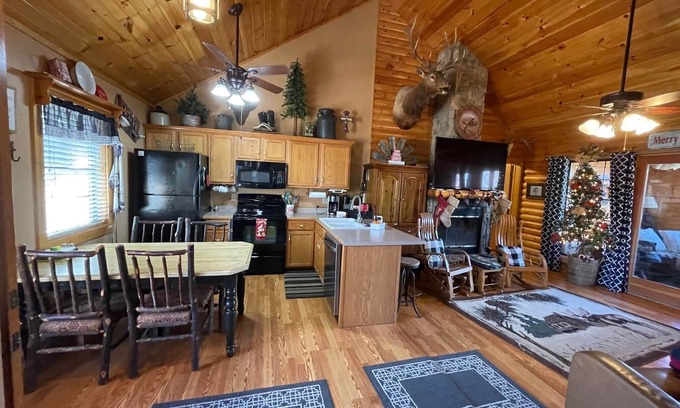 Notch Estates Cabin | 3 bed Log Cabin, w/2 Jacuzzi, 1 mi to SDC, pool, nature trails, private lake