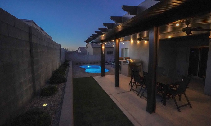 Kingman House | 3-BedRm Pool House w/Coffee Bar & 5 Total Beds