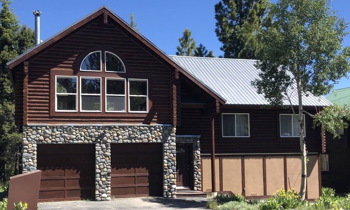 Truckee House | 3 bedroom, 2 bath Chalet- Walking distance to Tahoe Donner Ski Hill