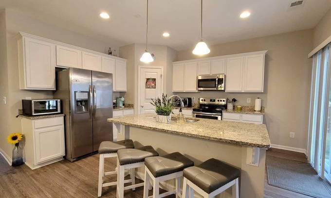 West Columbia House | 3 bedroom, 2 full bath with 2 car garage and private backyard