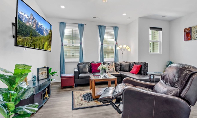 Durham House | 3-bedroom/3.5 bath near RDU/RTP with personal workspace,smart TVs, pool,dog park