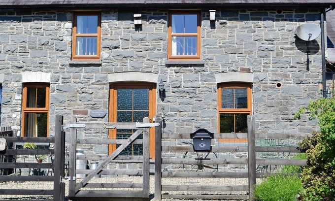Llandyssiliogogo Cottage | 3 bedroom accommodation in Llwyndafydd, near Llandysul