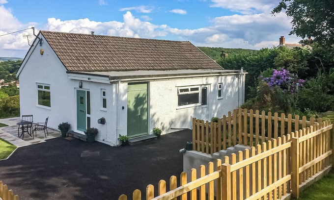 Mawr Cottage | 3 bedroom accommodation in Craig-Cefn-Parc, near Clydach