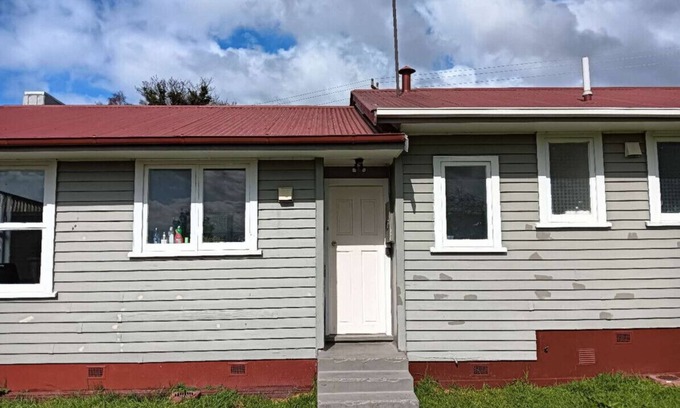Kawaha Point House | 3 Bedroom House, 3 Frank St, Rotorua