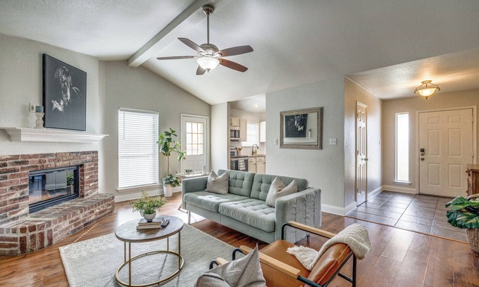 South Arlington House | 3-bedroom house in DFW I Epic Central I Cowboys ATT Stadium