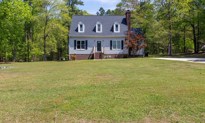 Lillington House | 3-bedroom house in charming Lillington, office & darkening bedroom window vinyl.