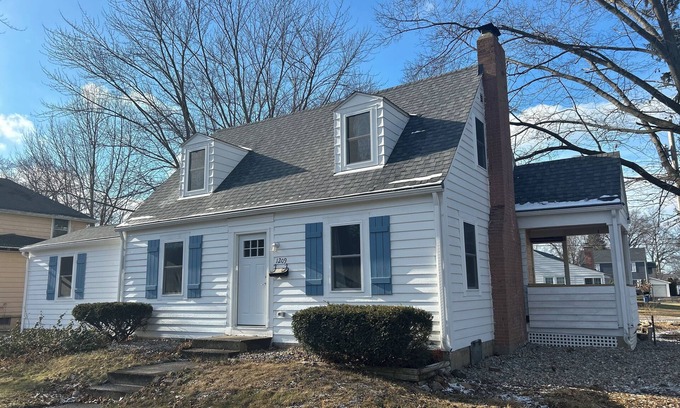 La Porte House | 3-bedroom house in charming La Porte three minute walk to beautiful Stone Lake