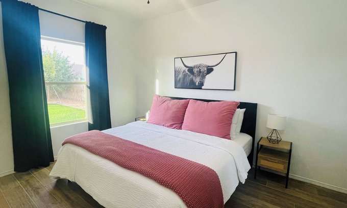 Biggs Field House | 3-bedroom house in El Paso with KING SIZE BED