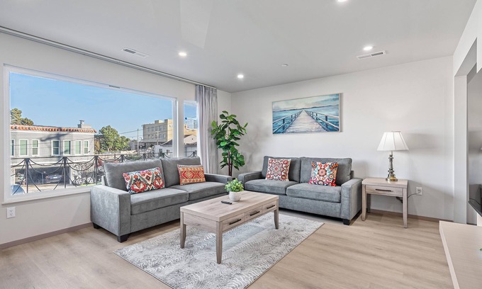 Broadmoor House | 3-bedroom house on 2F in peaceful Daly City with AC, WiFi.