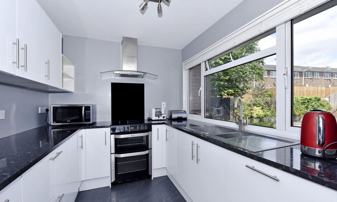 West Byfleet House | 3 bedroom house with walled garden 30 mins to London by rail