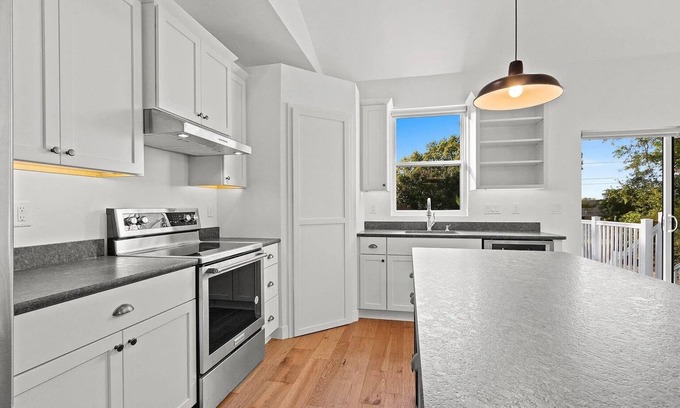 De Pere House | 3-bedroom house with WiFi in De Pere - plus free parking near Lambeau Field