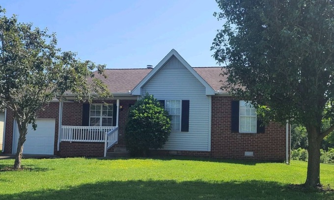 Old Hickory House | 3 bedroom ranch on the pond, close to Downtown & Old Hickory Lake. Pool.