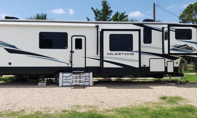 Salem House | 3-bedroom RV in charming Dark Island Perry Fl with AC, WiFi. Enjoy a cozy stay