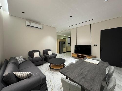 Al Malaz Apartment | 3-Bedroom Spacious Apartment - 3B