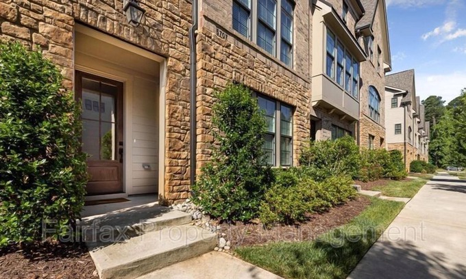 Southwest Raleigh House | 3 Bedroom Townhome L-555039 by Houzlet