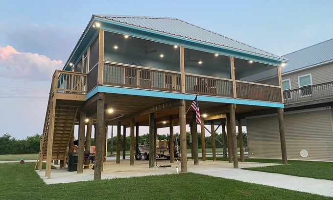 Chauvin Cabin | 3-bedroom waterfront fishing lodge with WiFi, AC in gorgeous Chauvin/Cocodrie LA