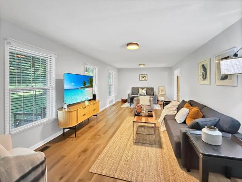 Murray House | 3 Bedrooms 8 Guests Modern Ranch Retreat on Half Acre