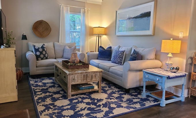 Northwest Quadrant Cottage | 3 BR/2 Bath Historic District~ 7 Bl to Downtown~20 mins to BEACH/Pass INCL