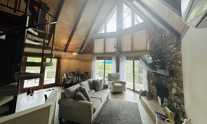 Middletown House | 3 BR/3Bth home in the woods Inground pool & New Hot Tub. Close to Hershey Park!