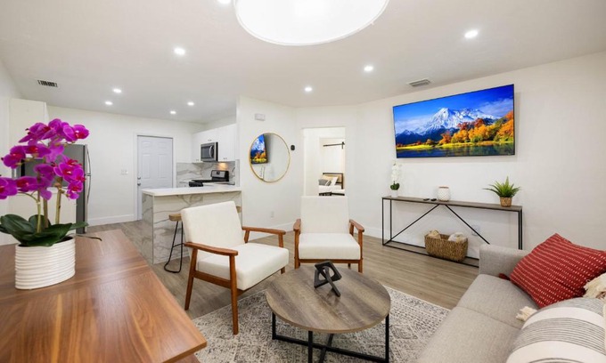 Hialeah House | 3 BR Smart home, close to airport, Fast WiFi, Patio, Grill & Free private parking