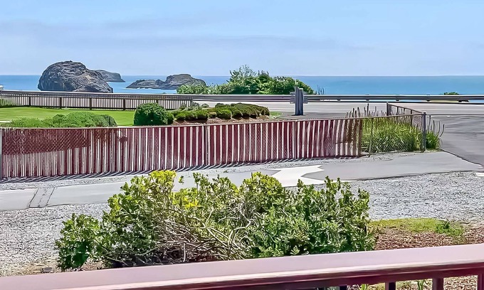 Crescent City North House | 3 Coastal View Houses in 1:"Seaview" + "Seasong" + "Selah"