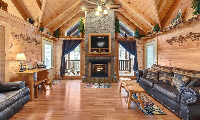 Gatlinburg - Pigeon Forge Cabin | 3 King Suites, Mt. Views, Hot Tub and Privacy