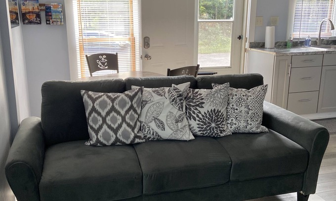 Geneva-on-the-Lake Cottage | 3 Little Cottages - #2 Sunburst Cottage