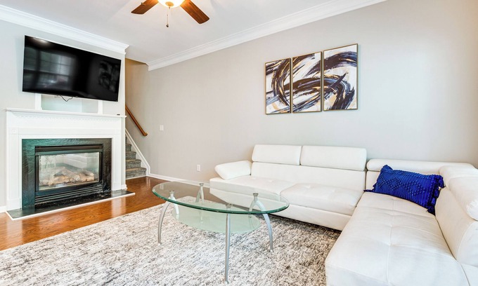 Milton House | 3 Mi to Avalon: Townhome w/Balcony in Alpharetta!