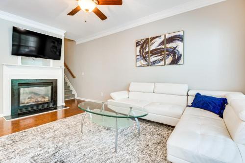 Milton House | 3 Mi to Avalon Townhome with Balcony in Alpharetta!