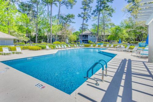 North Myrtle Beach Apartment | 3 Mi to Cherry Grove Beach Coastal Condo Retreat!
