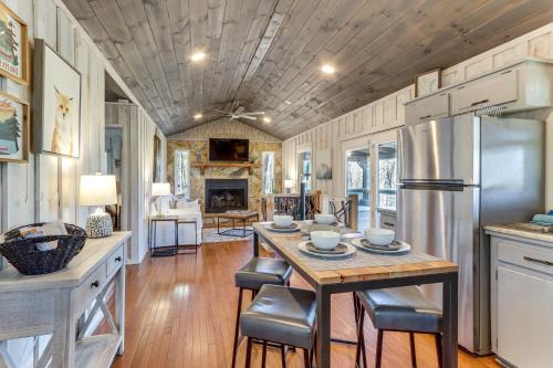 Blue Ridge House | 3 Mi to Dtwn Blue Ridge Cabin with Hot Tub and Views